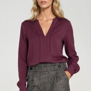 Wiskozowa bluzka z szeroką plisą na dekolcie B196 Śliwka - Nife