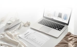 Zakupy online odzieży damskiej – laptop, miarka i checklista rozmiaru