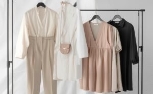 Dwie stylizacje damskie: do pracy i na wyjście – minimalistyczne tło